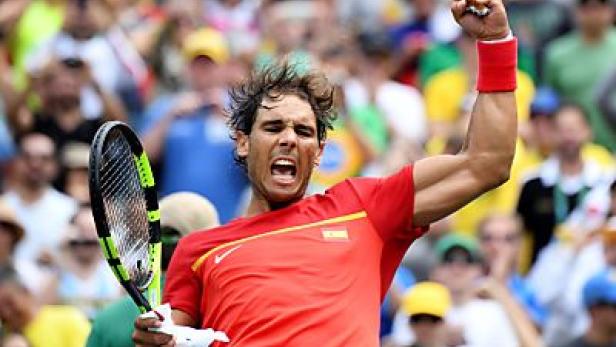 Rafael Nadal jubelt mit erhobener Faust und Tennisschläger in der Hand.