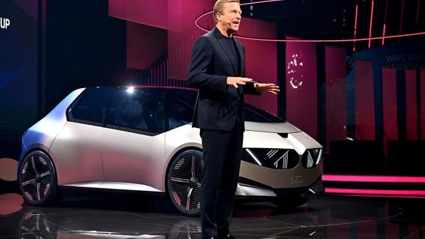 BMW-Chef Oliver Zipse stellt das neue Recycling-Auto des Münchner Herstellers vor.