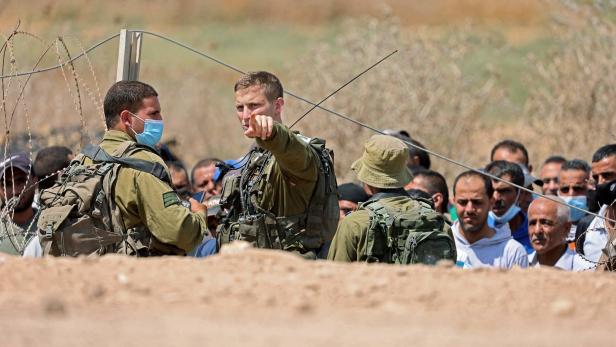 Israelische Soldaten kontrollieren Palästinenser beim Übergang vom Westjordanland nach Israel