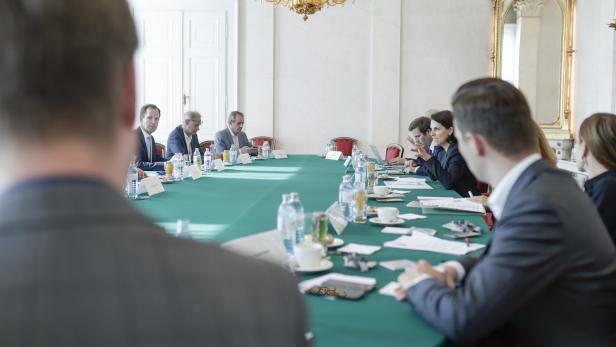 Karoline Edtstadler im Gespräch mit Experten über aktuelle Herausforderungen für Österreich und Europa
