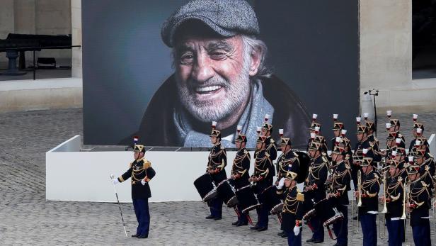 France pays national tribute to famed actor Jean-Paul Belmondo Ganz Frankreich erweist Jean-Paul Belmondo die letzte Ehre