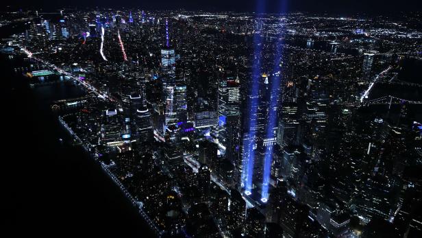 US-TRIBUTE-IN-LIGHT-PROJECTS-INTO-NYC-SKY-ON-20TH-ANNIVERSARY-OF