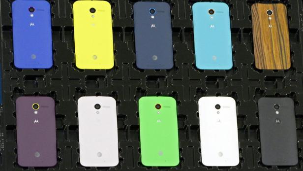 Mehrere Motorola Smartphones in verschiedenen Farben liegen in einer schwarzen Form.