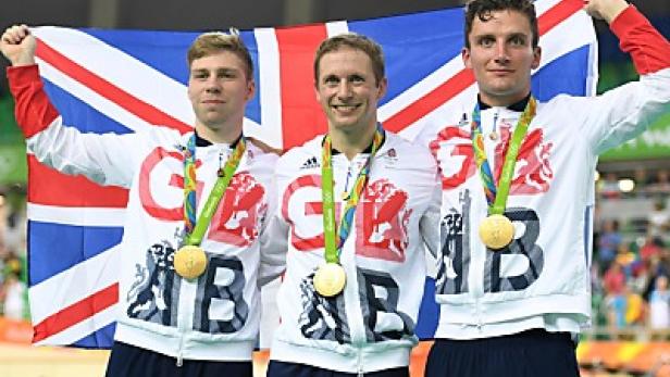 Drei britische Radsportler mit Goldmedaillen und der Union Flagge.