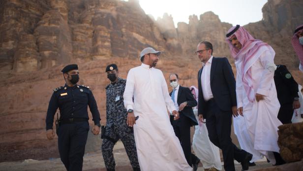 Außenminister Alexander Schallenberg und der saudische Außenminister Prinz Faisal bin Farhan Al Saud (re.)in der Ruinenstadt Al-Ula