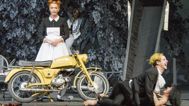 &quot;Bei Einbruch der Dunkelheit&quot; von Peter Turrini im Burgtheater. Im Bild: Elisabeth Augustin als &quot;Else&quot; (l.), Markus Meyer (m.) als &quot;Philippe&quot; und Dorothee Hartinger als &quot;Claire&quot; (r.).