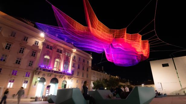 Netzinstallation „Earthtime 1.78“ von Janet Echelman