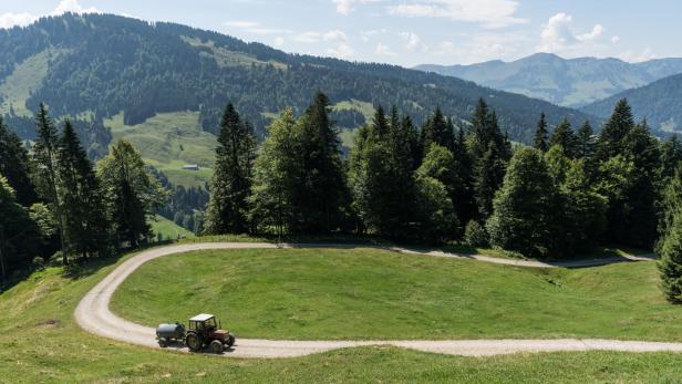 HITZE: WASSERLIEFERUNG AUF DIE ALM LECKNERTAL IN HITTISAU Symbolbild