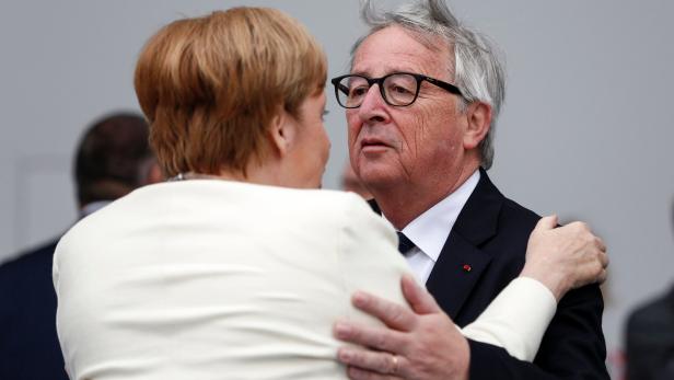 Vor Corona, als man sich noch umarmen durfte: Deutschlands Kanzlerin Angela Merkel und der frühere EU-Kommissionspräsident Jean-Claude Juncker