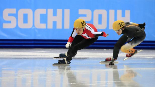 Zwei Shorttrack-Eisschnellläuferinnen beim Wettkampf in Sotschi 2014.