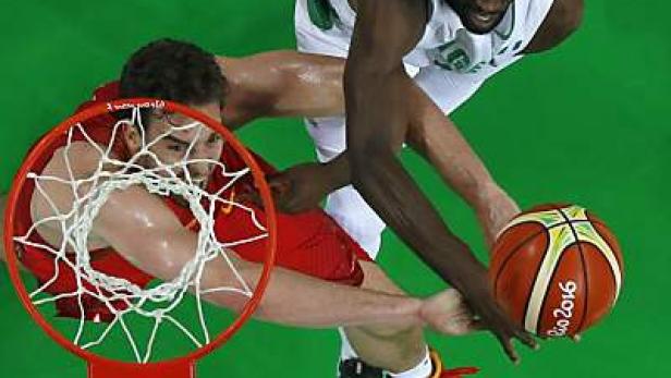 Zwei Basketballspieler kämpfen um den Ball während eines Spiels bei den Olympischen Spielen 2016.