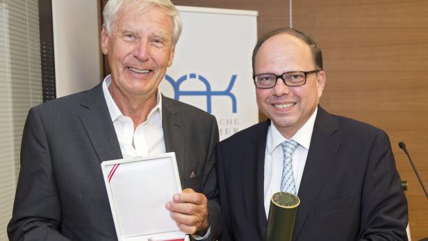 Christoph Huber (links) mit Ärztekammer-Präsident Thomas Szekeres.