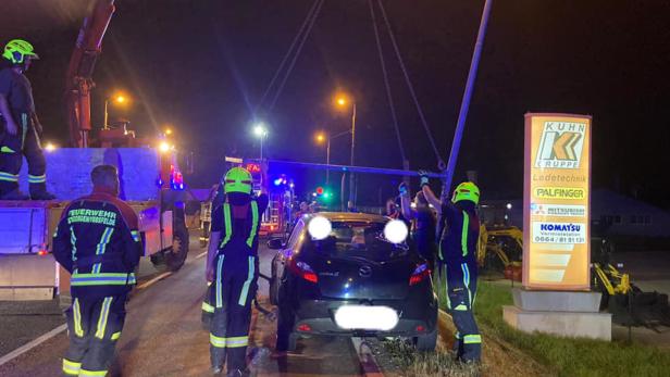 46-181113789 Feuerwehr barg Unfallauto