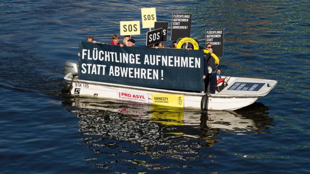 epa02939545 Activists of Amnesty International and ProAsyl steer a boat with demonstration banners that reads; &#039;absorb rather than repel refugee&#039; past the towers of the Ministry of the Interior in Berlin, Germany, 28 September 2011. Regarding the refugee problems with North Africa, they demand the letting in of refugees to Germany. EPA/SOEREN STACHE