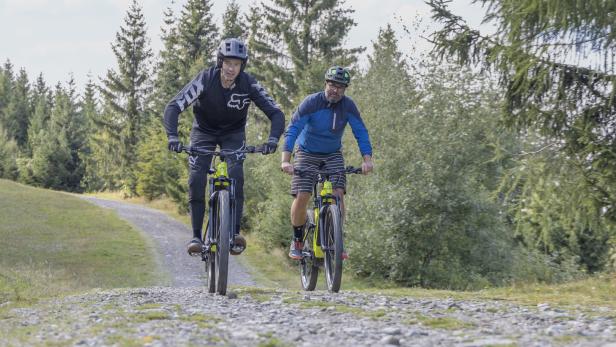 Radfahren ist die beliebteste Sportart der Österreicher. Intersport-Chef Thorsten Schmitz (li.) testete am Freitag das Mountainbike-Angebot auf den Wexl-Trails