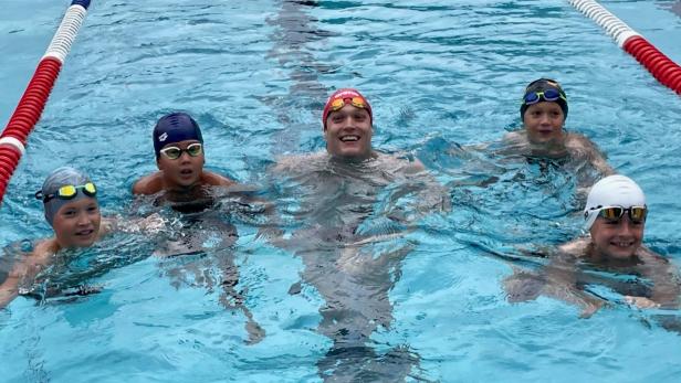 Schwimmstar Felix Auböck sprang mit seinen Fans ins Becken