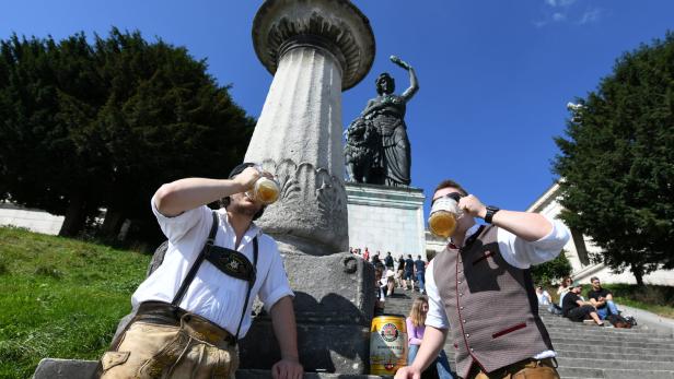 Start der WirtshausWiesn 2021 "Ozapft is": Trotz Absage wurde auf der Münchner Wiesn gefeiert