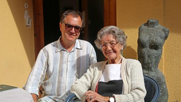 Diethard Leopold, ein Psychotherapeut, und seine 95-jährige Mutter im Hof des Grinzinger Hauses vor einem Torso von Otto Eder