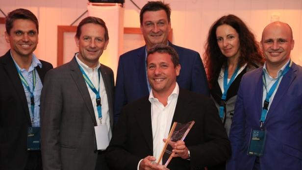 Altrichter Michael, Benger Christian, Mandl Jürgen, Berger René, Ibovnik Karin, Sagmeister Bernhard Michael Altrichter (Business Angel of the Year 2014), Christian Benger (Kärntner Landesrat), Jürgen Mandl (Kärntner Wirtschaftskammerpräsident), René Berger (Business Angel of the Year 2015), Karin Ibovnik (AplusB Sprecherin) und aws-Geschäftsführer Bernhard Sagmeister (v.l.n.r.).