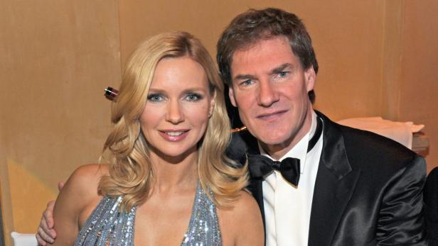 Veronica Ferres mit einem Mann im Smoking bei einer Veranstaltung.