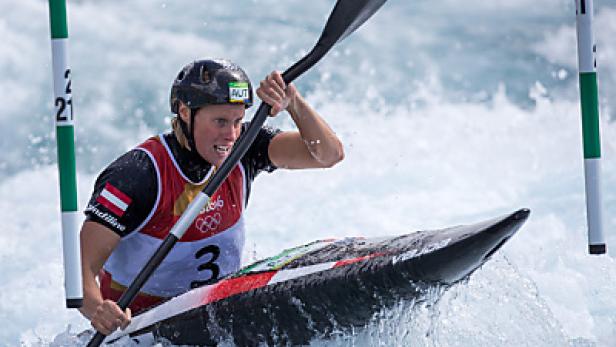 Eine Kanutin aus Österreich paddelt durch einen Wildwasserkanal.