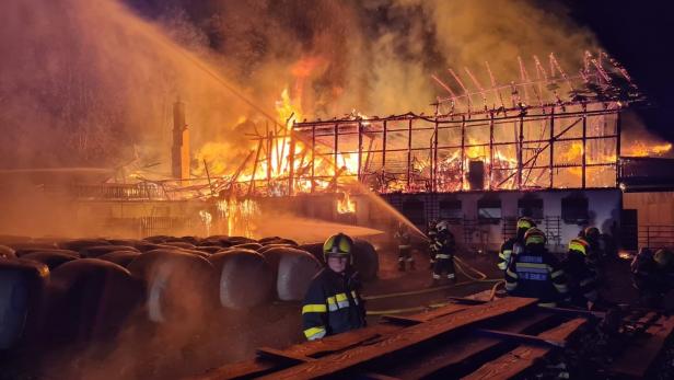 Bauernhof in Mürzzuschlag steht seit Stunden in Brand
