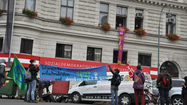 Klimaaktivisten schummeln sich an Portier vorbei und besetzen SPÖ Zentrale