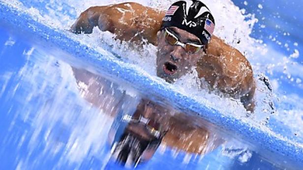 Michael Phelps schwimmt den Schmetterling-Stil in einem Schwimmbecken.