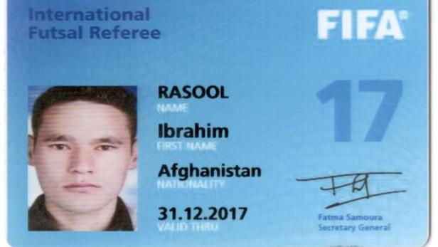 Afghanischer FIFA-Schiedsrichter lebt im Elendscamp in Bosnien mit hunderten Kindern und Familien