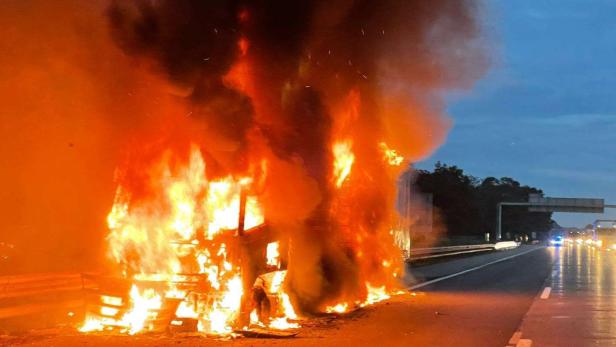 Westautobahn stundenlang blockiert: Lkw brannte komplett aus