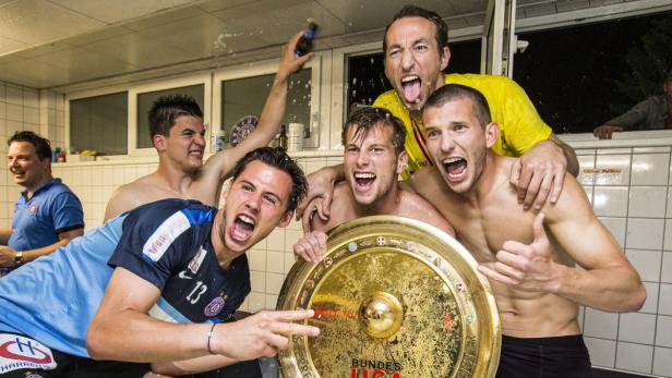 FK AUSTRIA WIEN FEIERT DEN MEISTERTITEL (POOLPARTY MIT MEISTERSCHALE: MARKUS SUTTNER, THOMAS MURG, ALEXANDER GRÜNWALD, MANUEL ORTLECHNER, ALEXANDER GORGON); © FOTObyHOFER/Christian Hofer, 22.5..2013