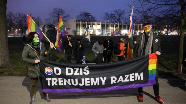 Proteste in Krakau mit Regenbogenfahnen