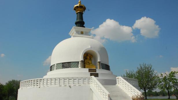 Ähnlich wie die Wiener Friedenspagode (Bild) soll der Stupa aussehen. Der Baugrund liegt zwischen Engabrunn und Wagram