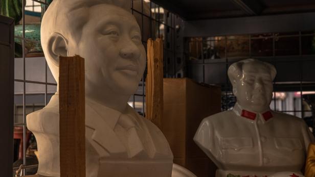 Personenkult: Xi Jingping neben Mao als Büste