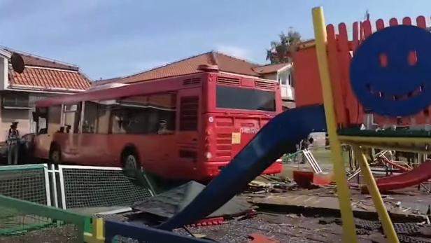 Serbien: Bus landete auf einem Spielplatz, verletzte mehrere Kinder