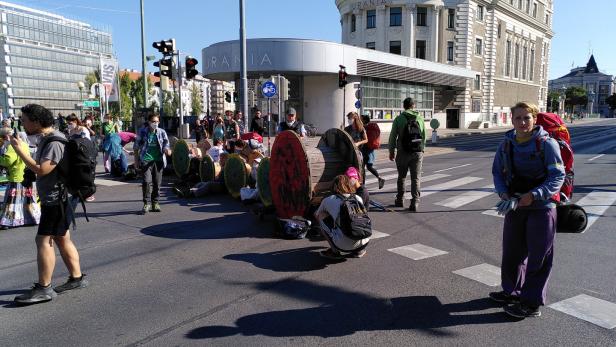Klimaaktivisten blockieren Verkehr in Wiener Innenstadt