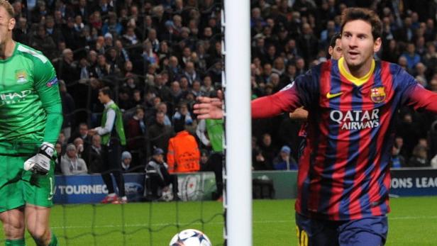 Lionel Messi jubelt, während der Torwart von Manchester City enttäuscht ist.