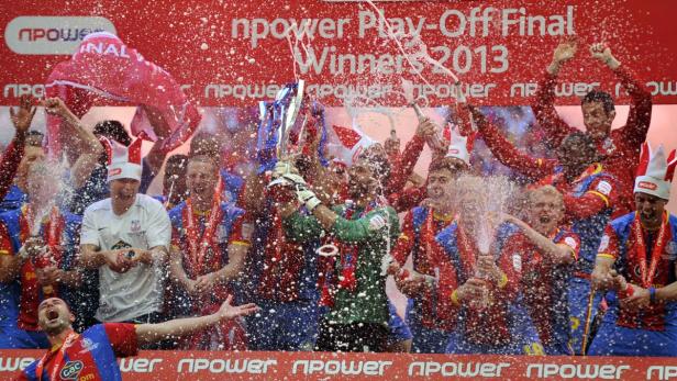 Die Fußballmannschaft feiert den Gewinn des Play-off-Finales 2013 mit Konfetti und Champagner.