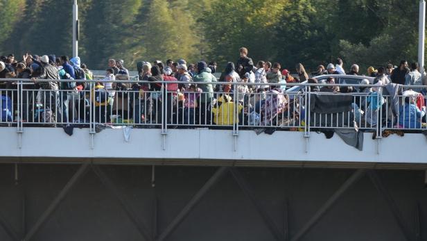 Flüchtlinge am österreichisch-deutschen Grenzübergang Freilassing
