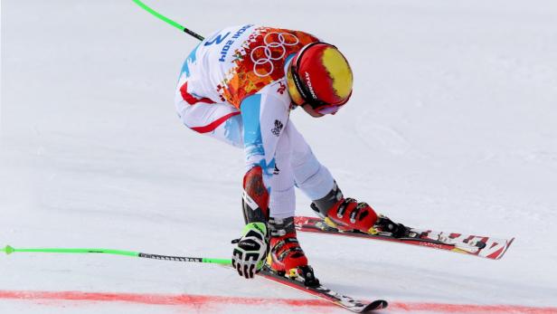 Ein Skirennfahrer während eines Rennens auf einer schneebedeckten Piste.