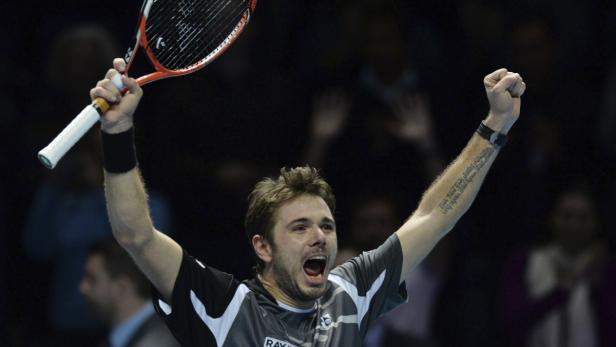 Stan Wawrinka jubelt mit erhobenen Armen und Tennisschläger über seinen Sieg.