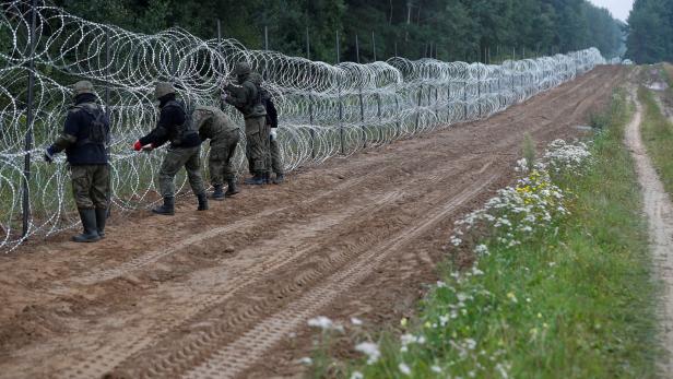 Polens Grenzschutz warnt Migranten per SMS: "Geht zurück nach Minsk!"
