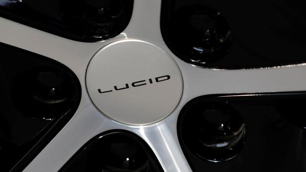 Mehr Reichweite als Tesla: Lucid liefert erste Autos aus