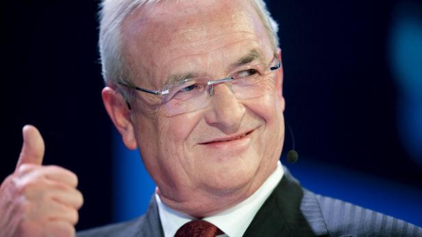 Ein älterer Mann mit Brille lächelt und zeigt den Daumen nach oben.