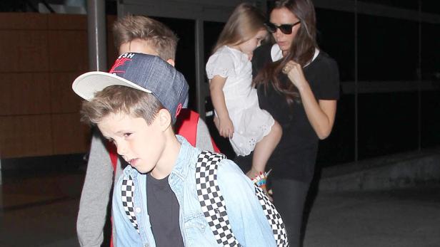 Victoria Beckham mit ihren Kindern unterwegs.
