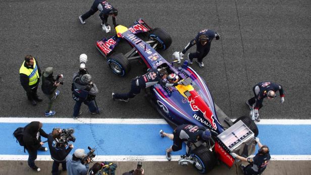 Ein Formel-1-Rennwagen von Red Bull wird von Mechanikern umgeben.