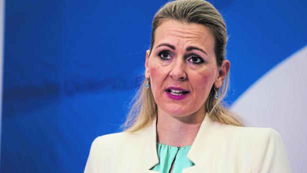 Plagiate: Ex-Ministerin Aschbacher dürfte auch PhD-Titel behalten