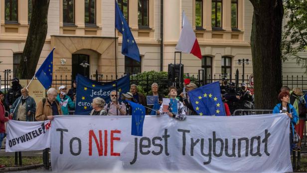 Demonstranten vor Polens Verfassungsgerichtshof in Warschau