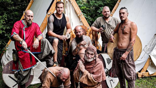Auch die martialische Wikinger-Truppe am Mittelalterfest vertraute sich der Klinge des fahrenden Barbiers an: Dominik Weichinger (2. Reihe, Mitte)