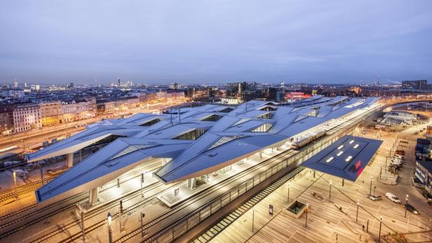 Hauptbahnhof Wien: ÖBB-Mitarbeiter schickte Fahrgäste wegen Gutscheins im Kreis.